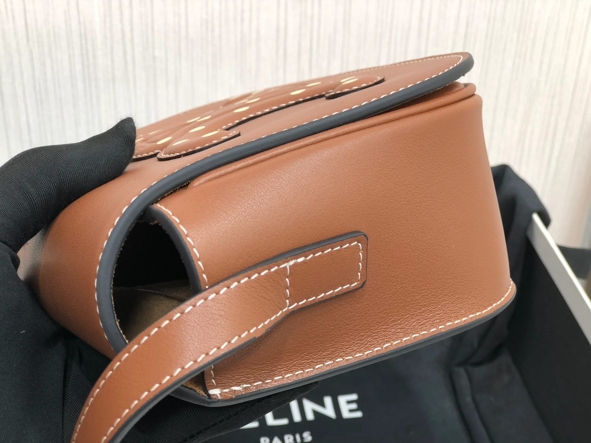 Сумочка Celine-folco-cuir-triomphe из воловьей кожи с заклепками