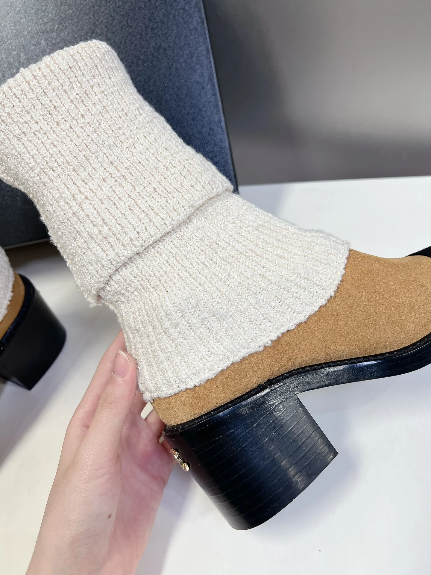 Ботильоны-носки на высоком каблуке Chanel 2024 года - белые