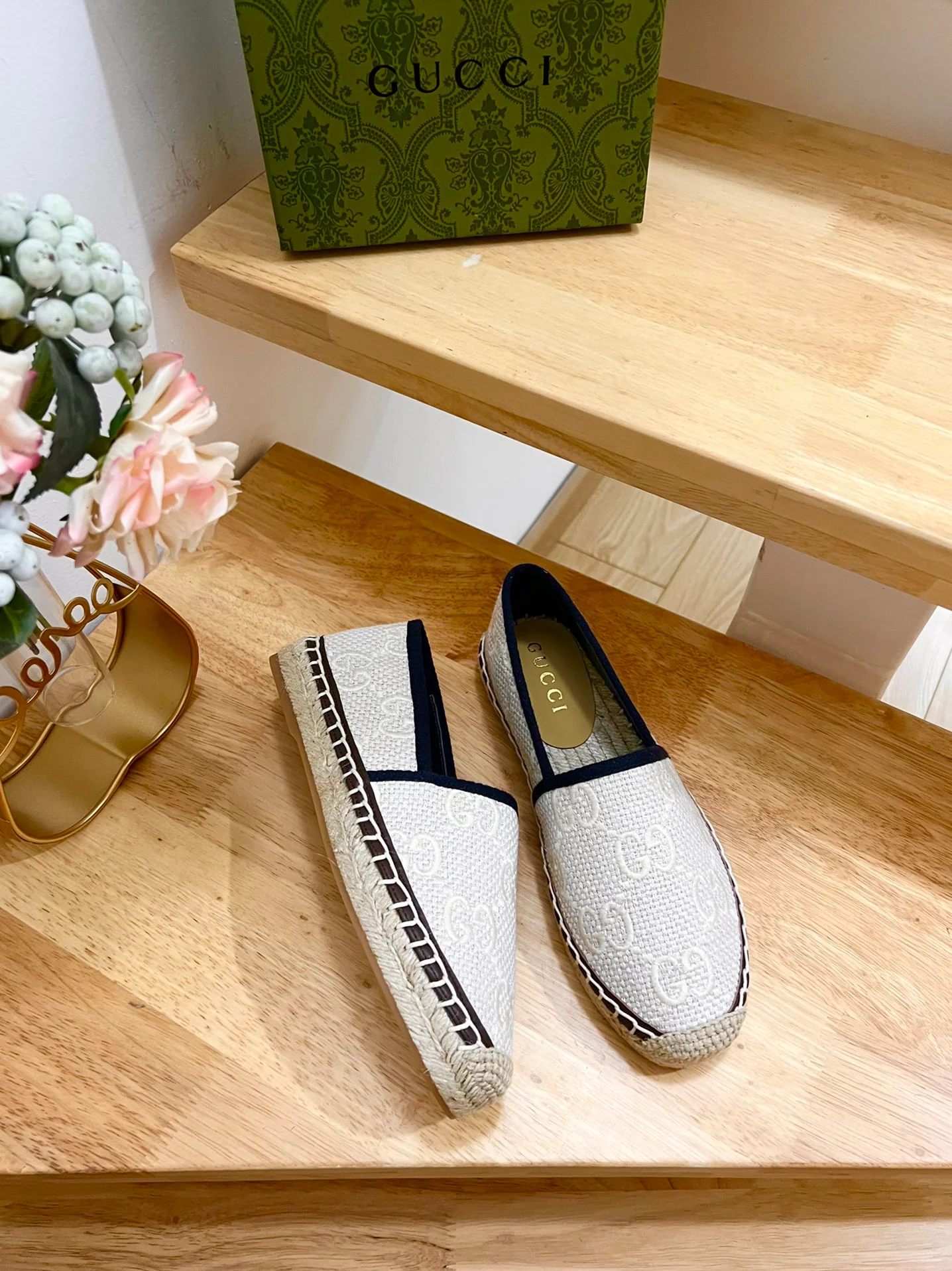 Новинка весны 2023 года от Gucci - балетки из льняной парусины с ремешком.