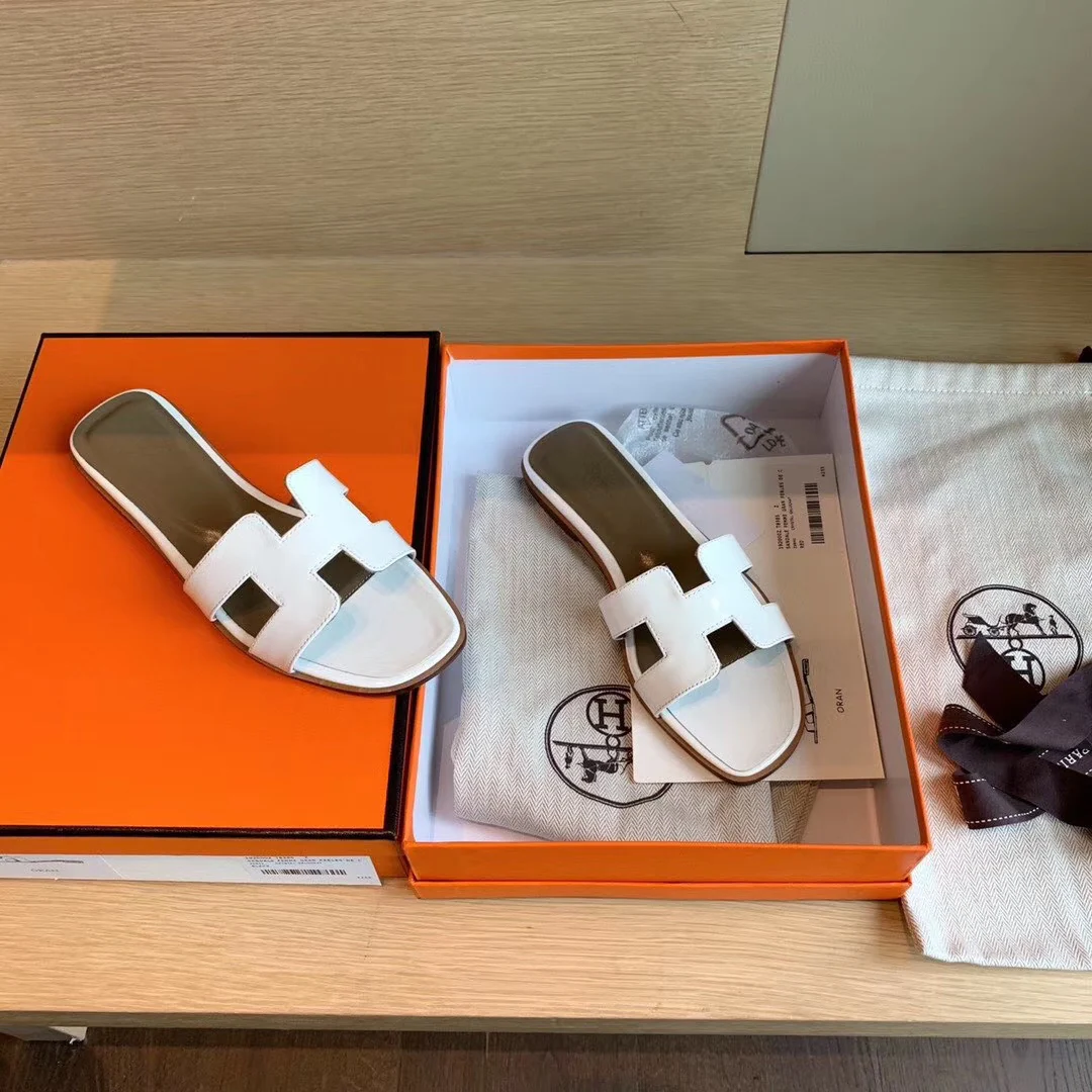 Классические домашние тапочки Hermes с буквой H — лакированная кожа, белые.