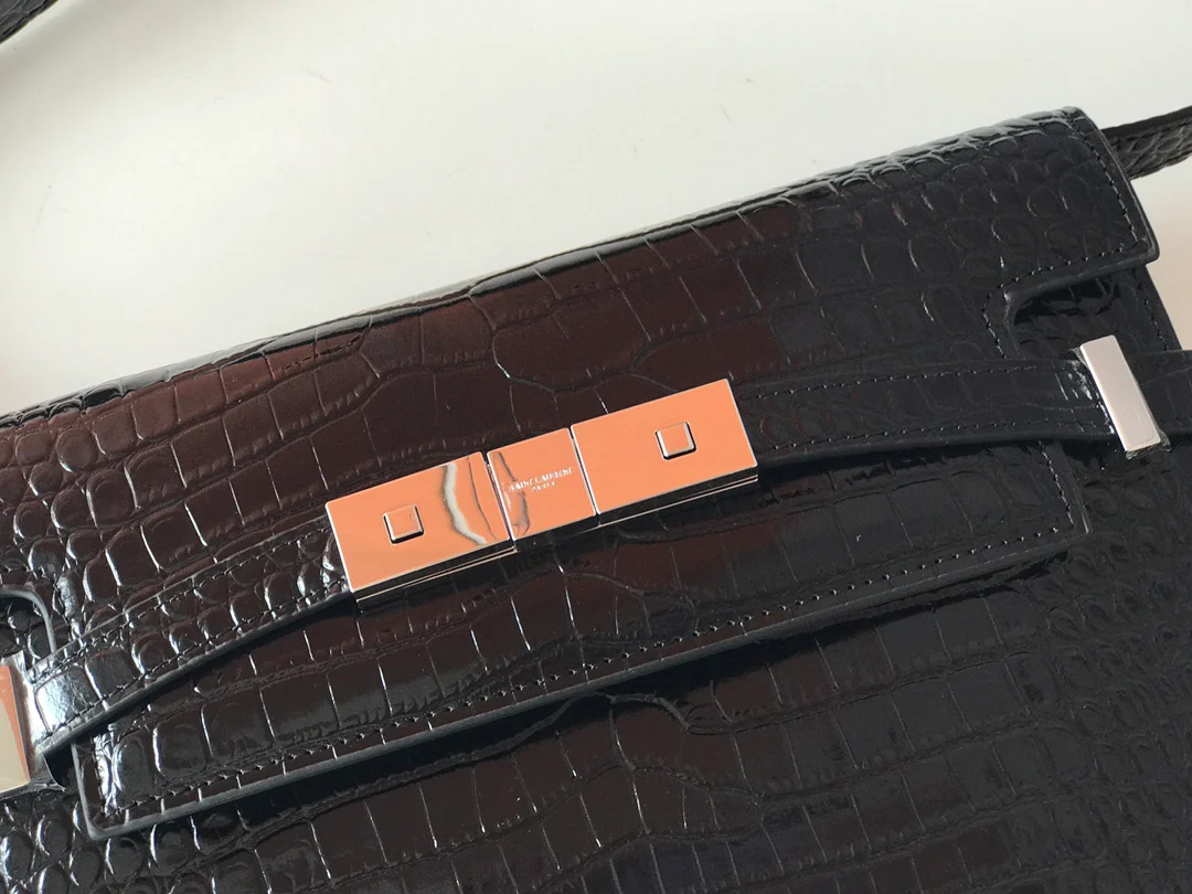 Сумка YSL Manhattan, маленькая, с фурнитурой из серебра с тиснением под крокодиловую кожу.