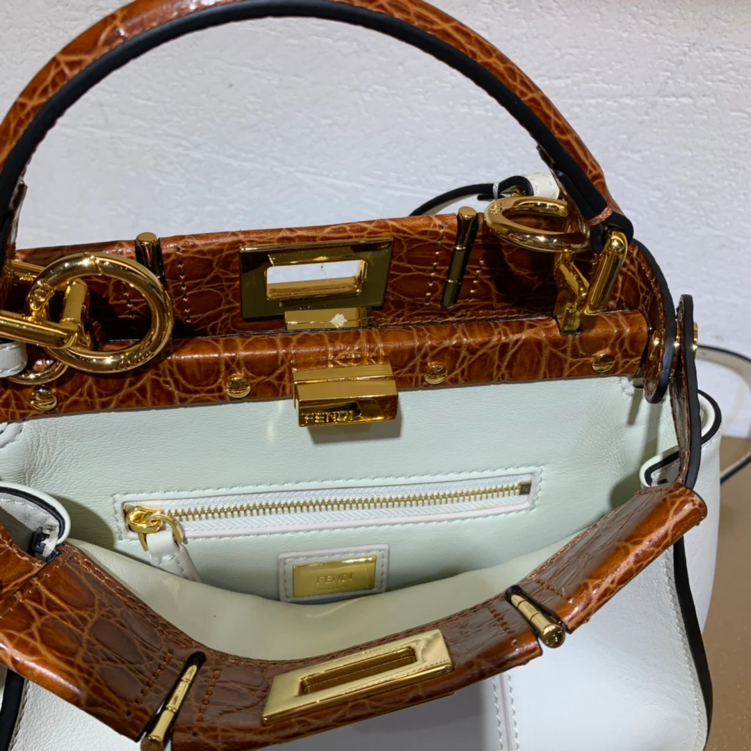Маленькая белая кожаная сумочка Fendi Peekaboo