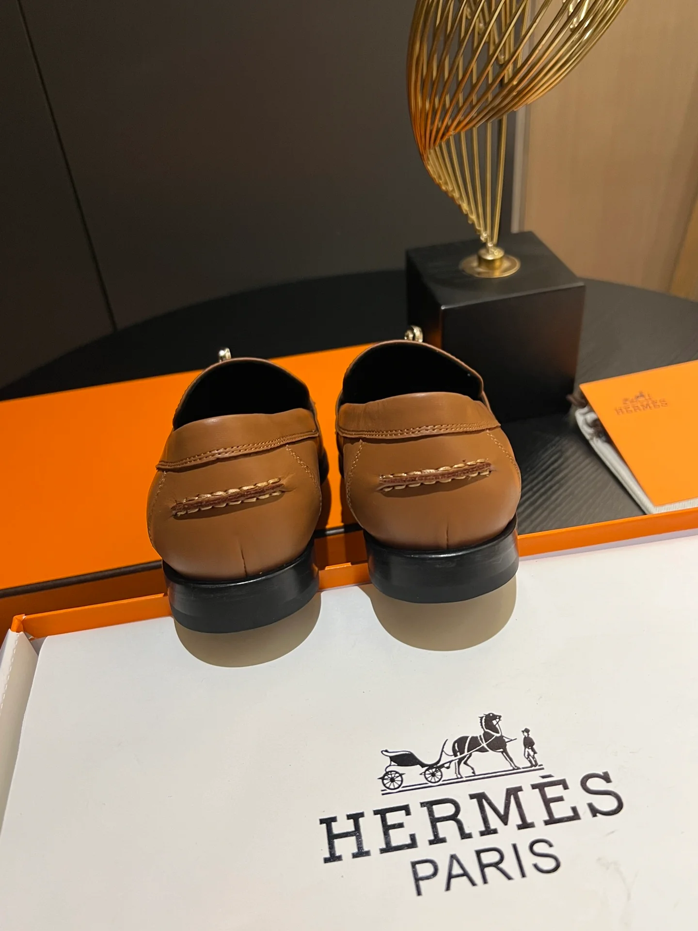 Лоферы Hermes 2024 с металлической пряжкой - коричневые