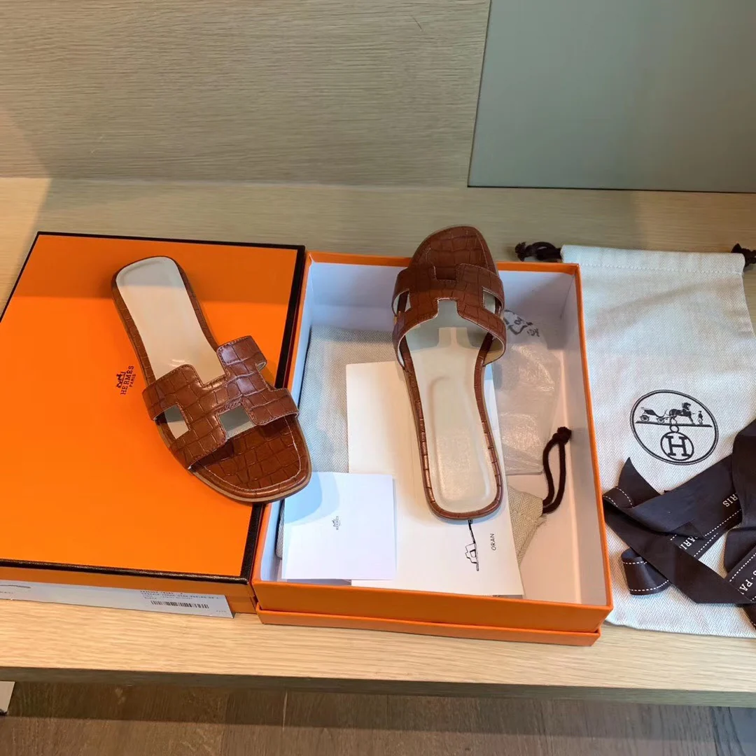 Сандалии Hermes на плоской подошве - с каменным узором