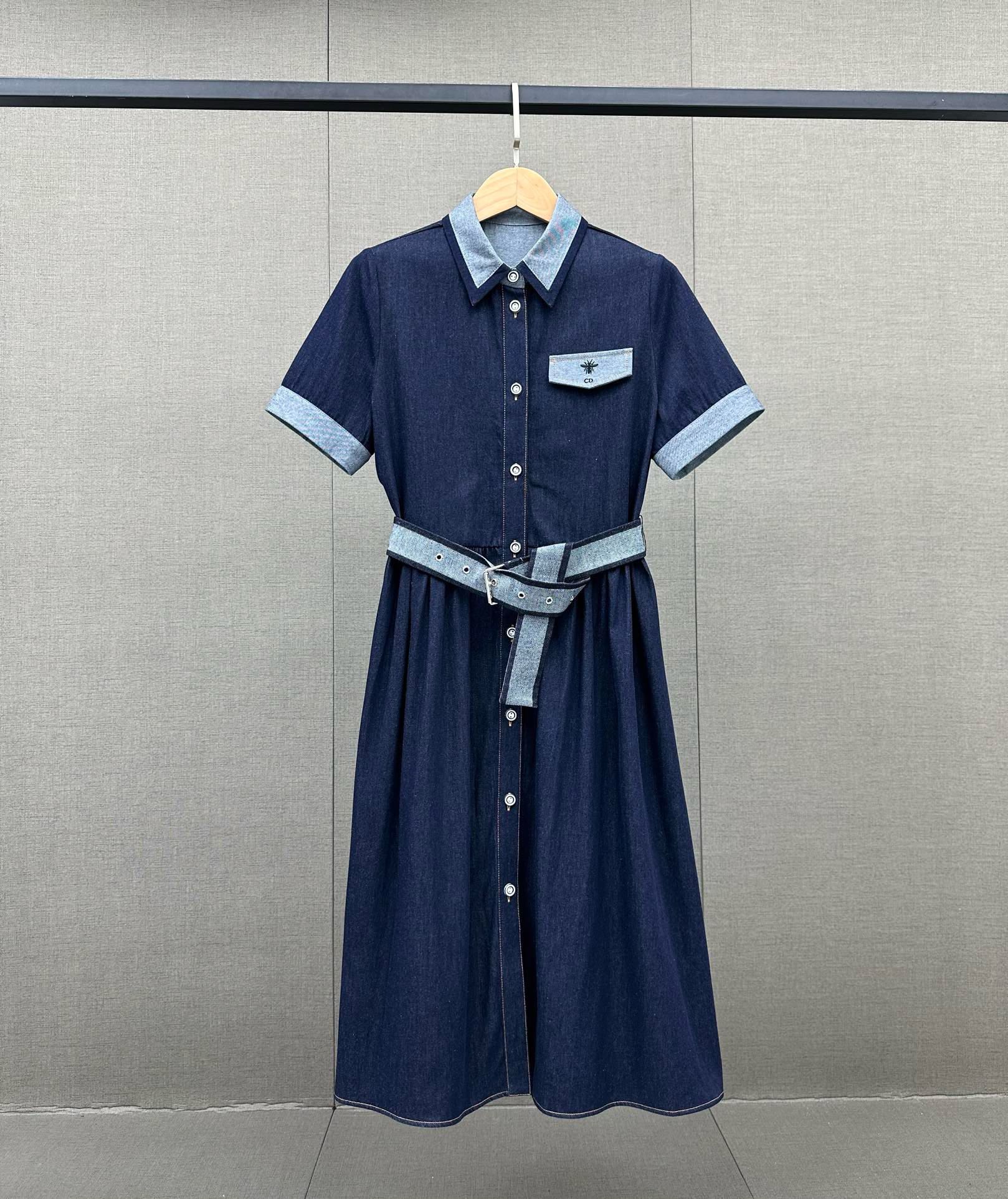 Платье-рубашка из денима с цветовыми блоками от Dior весна/лето 2024