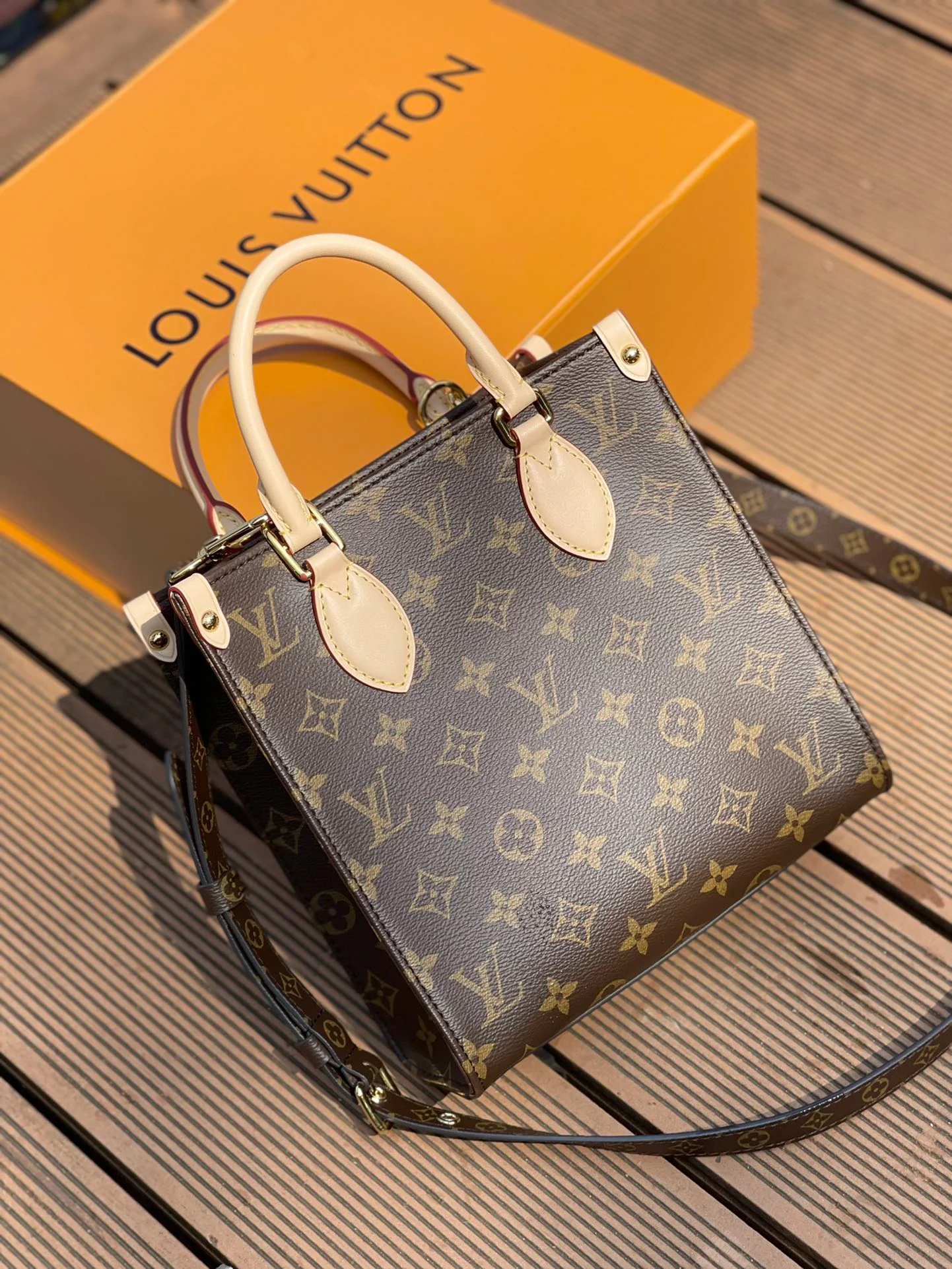 m45847-LV-sac-plat-handbag