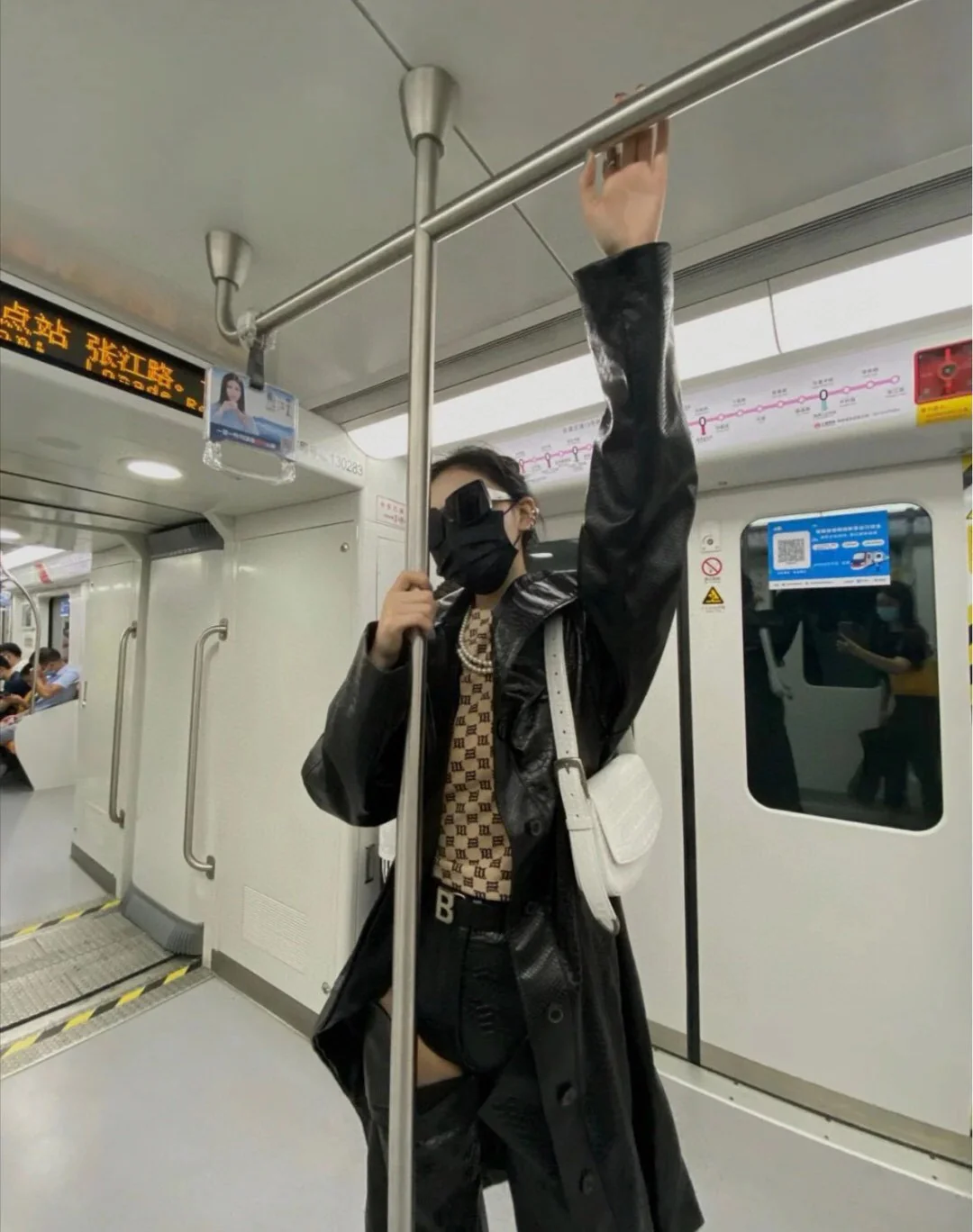 Сумка Balenciaga Ghost Bag - сумка под мышкой