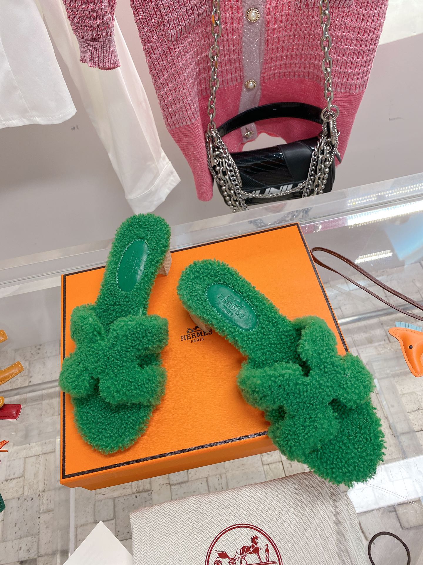 Новинка сезона осень/зима 2022 от Hermes - Сандалии на плоской подошве с каблуком H из натуральной овечьей шерсти Oran