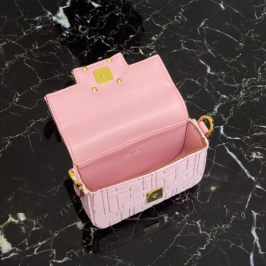 Маленький розовый нано-багель Fendi Baguette