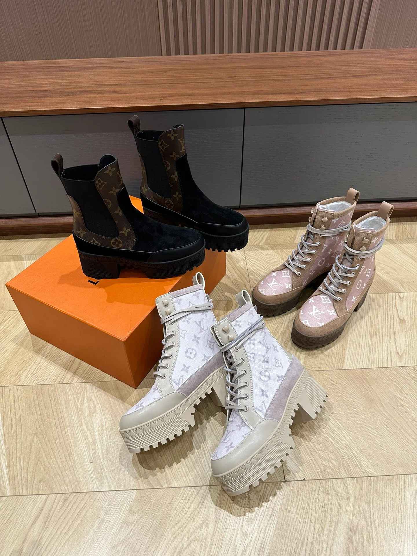 Изображение коллекции ботинок Dr. Martens на платформе LV-2024.