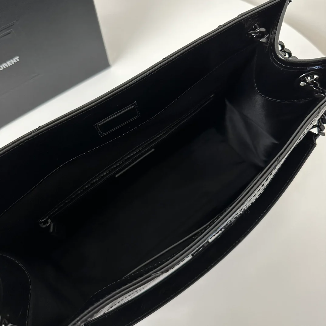 Сумка-шоппер YSL Niki — черная с черной цепочкой.