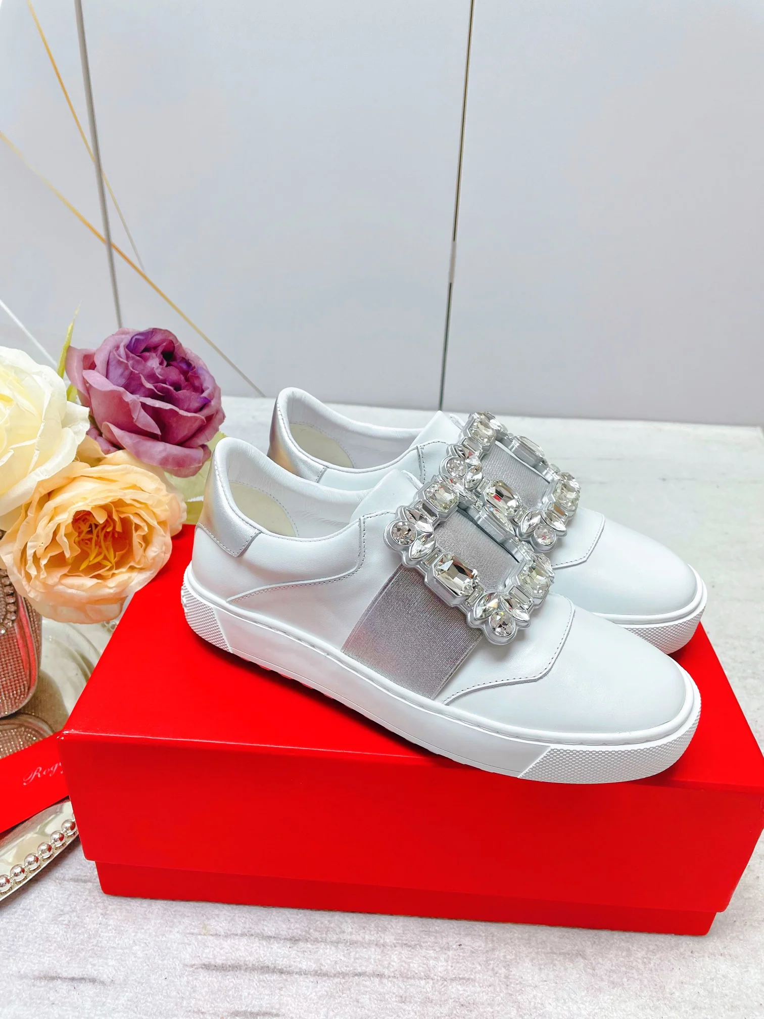 Обувь RV - Новинка весны/лета 2023 - Кожаные кроссовки с пряжкой и стразами / Белые кроссовки
