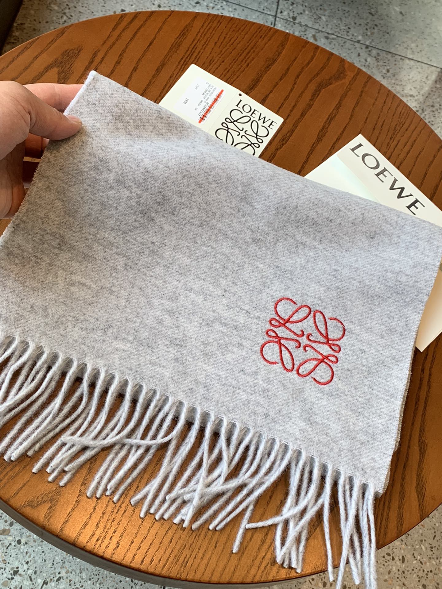 Шарф Lolwei с кисточками, однотонный, 90 г, австралийская шерсть, 10 г, кашемир, серый.