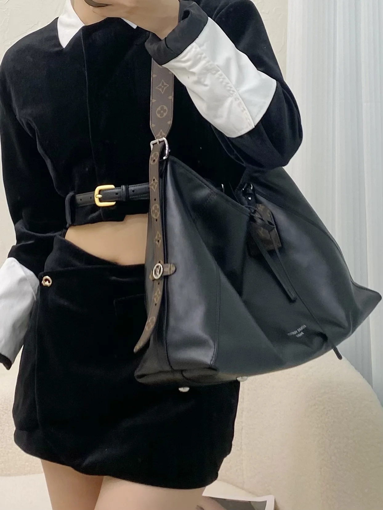 LV-m25143-carryall-vibe-mm handbag-black