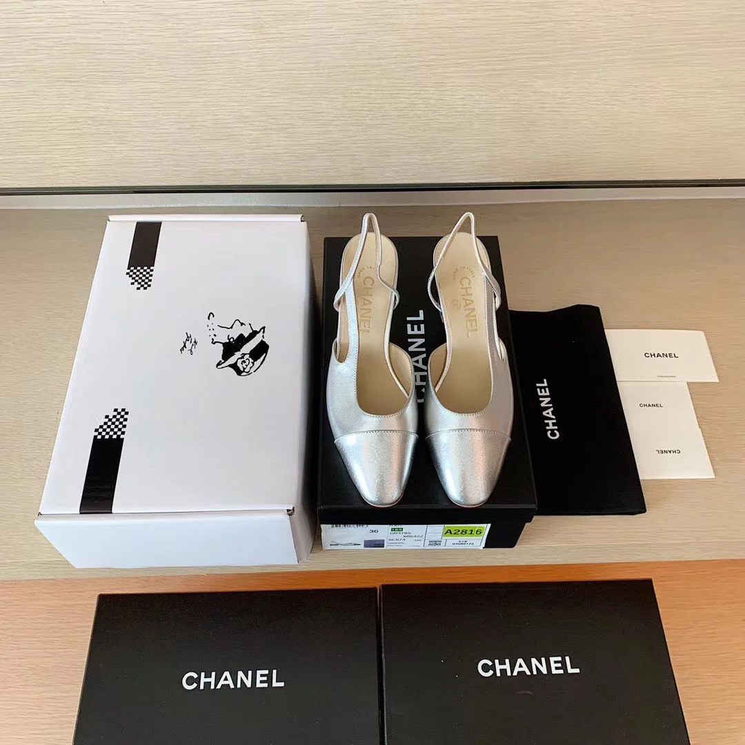 Классические сандалии Chanel на массивном каблуке - серебристые