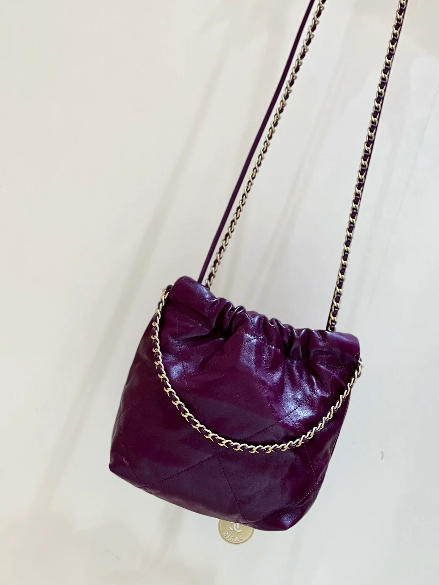 Весенне-летняя коллекция Chanel - Маленькая сумочка Chanel No. 22 - Фиолетово-красная