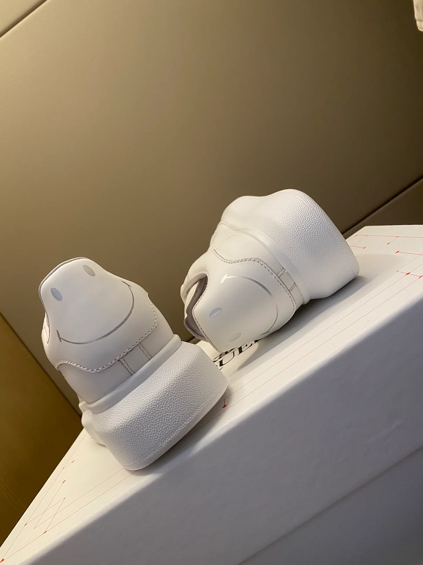 McQueen - Классические белые кроссовки - Улыбающаяся пятка - Белые