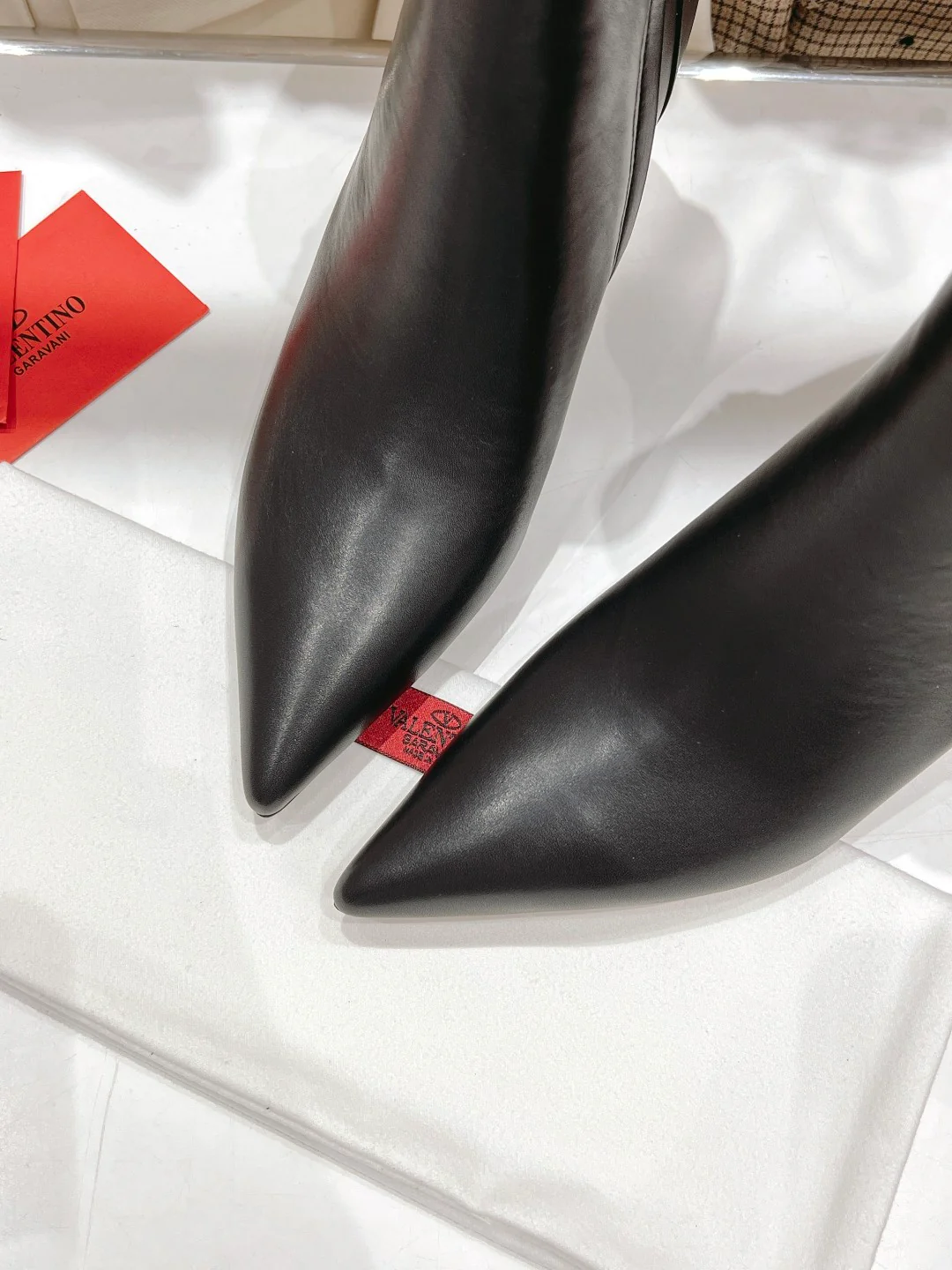 Ботильоны Valentino на шпильке с острым носком - черные