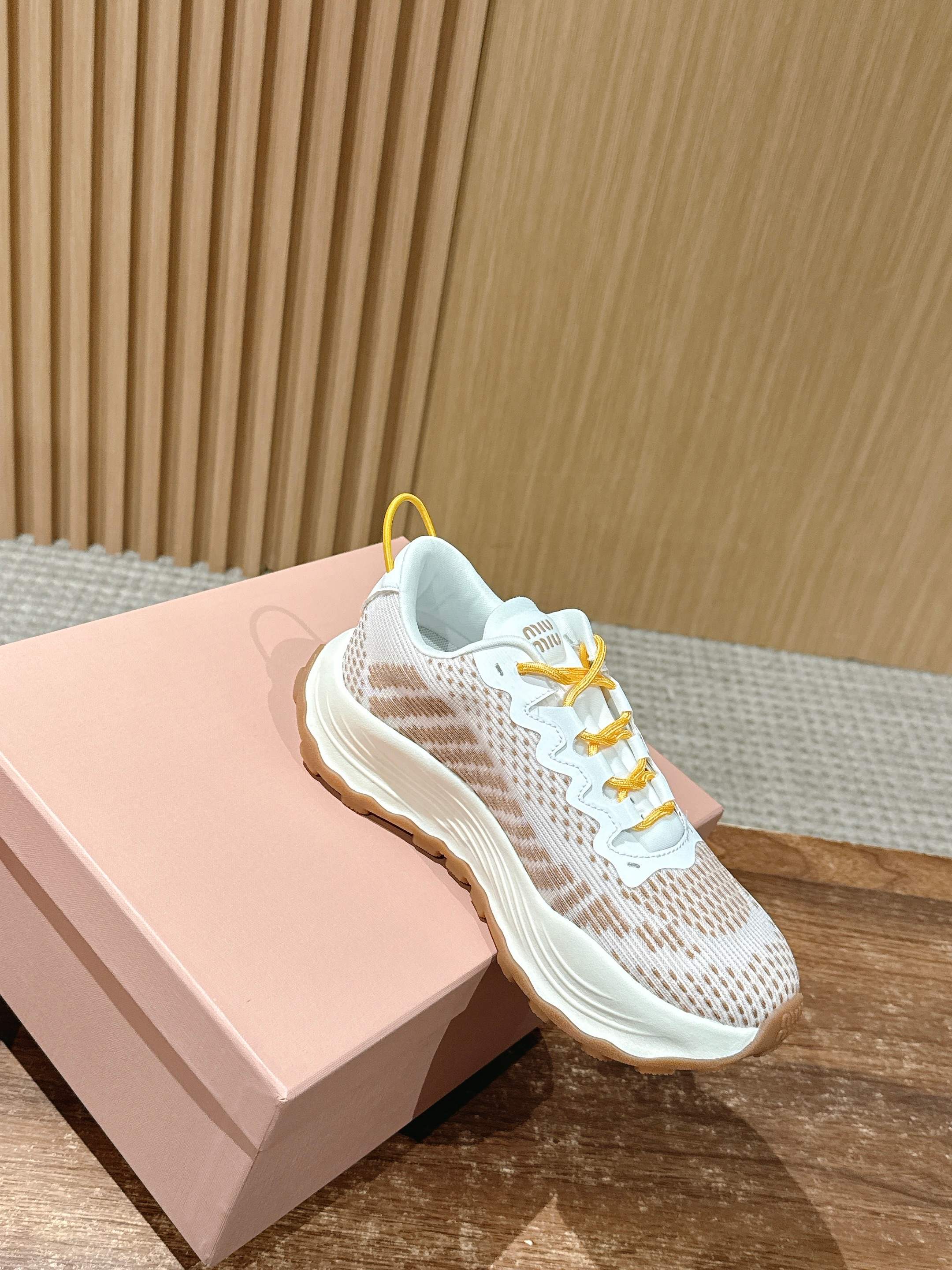 Кроссовки на платформе Miu Miu - розовые