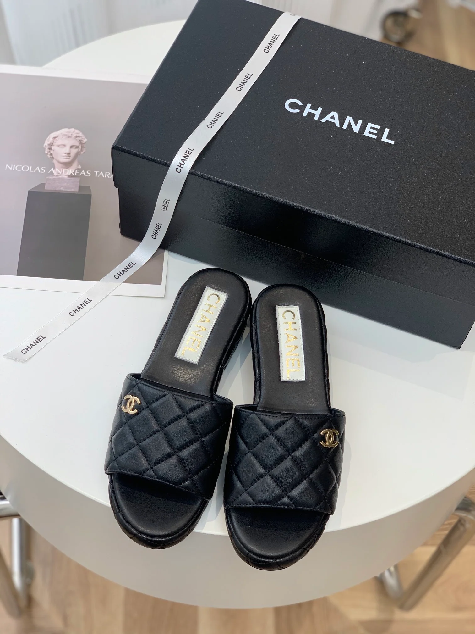 Новинка 2023 года от Chanel - Стеганые тапочки на платформе - 3 см - Черные