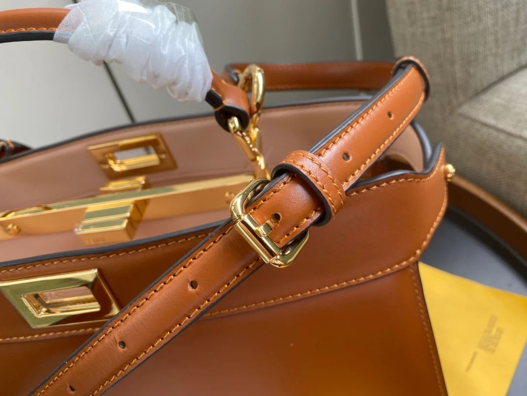 Маленькая коричневая кожаная сумка Fendi Peekaboo i Seey