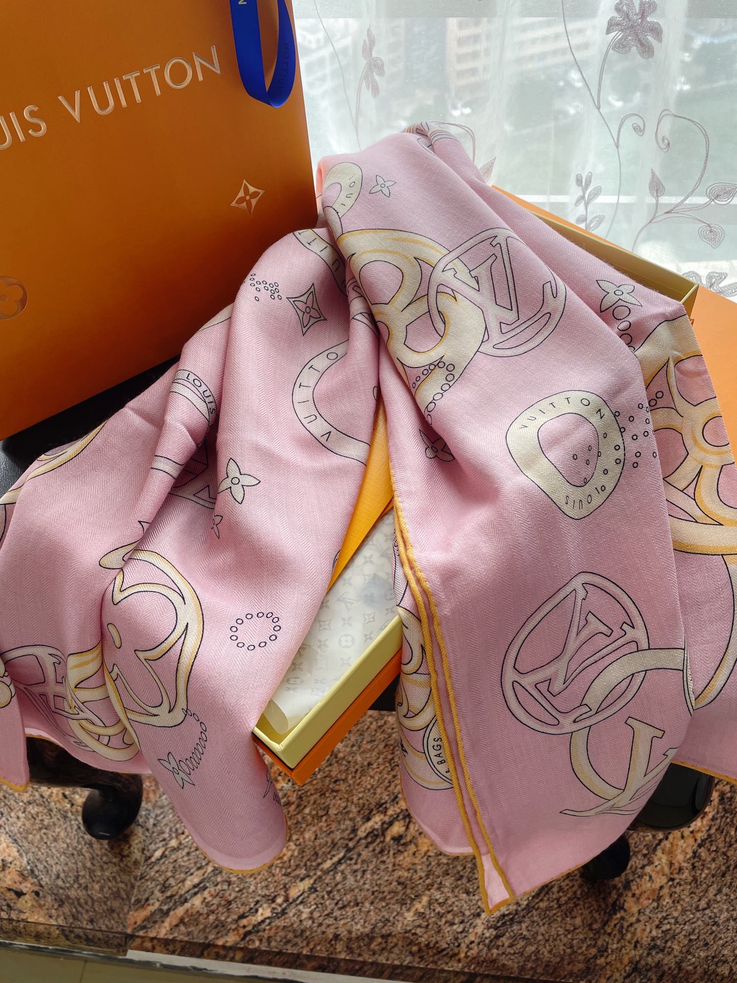 Кашемировый платок LV Vivienne and Beyond, 140 см, розовый.