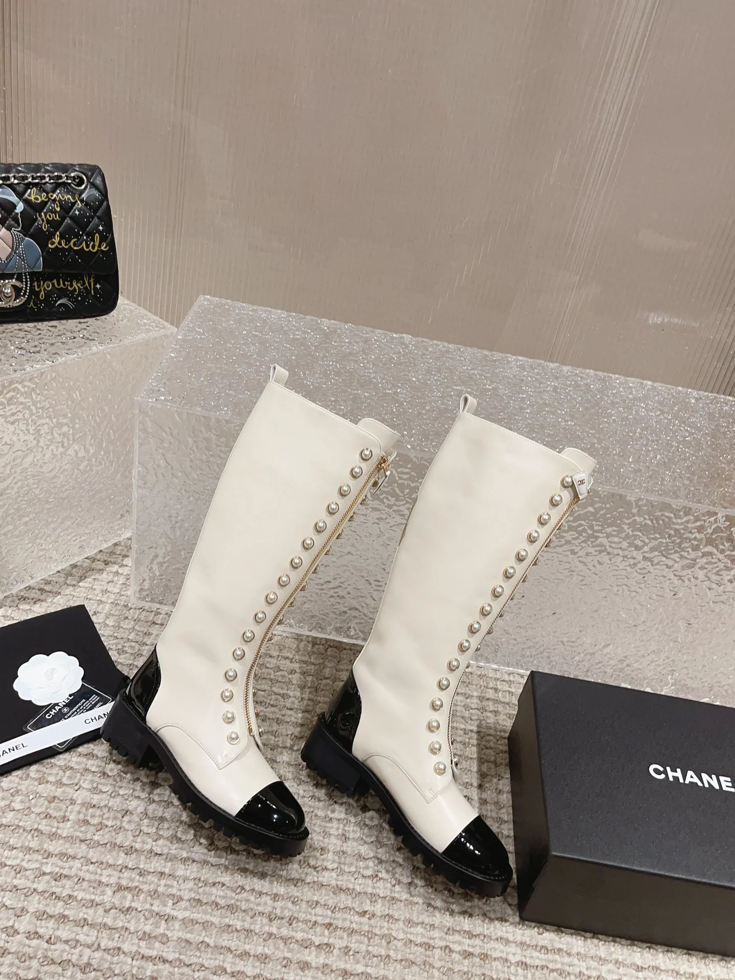 Новинка 2023 года от Chanel - Ботинки на молнии с жемчужной отделкой - Белые