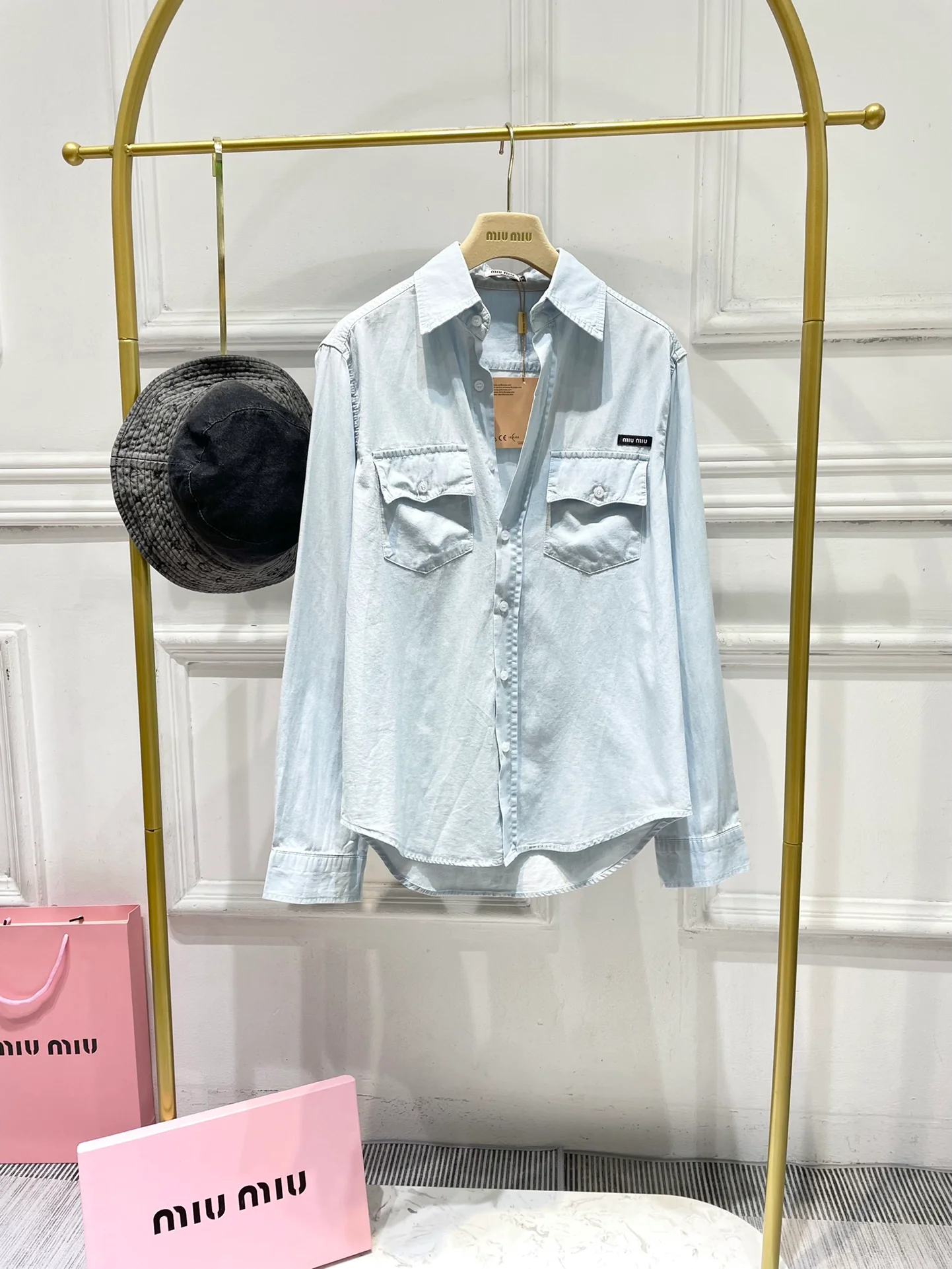 Miu Miu - 2404 - Джинсовая рубашка в молодежном и девичьем стиле с небольшим карманом и воротником.