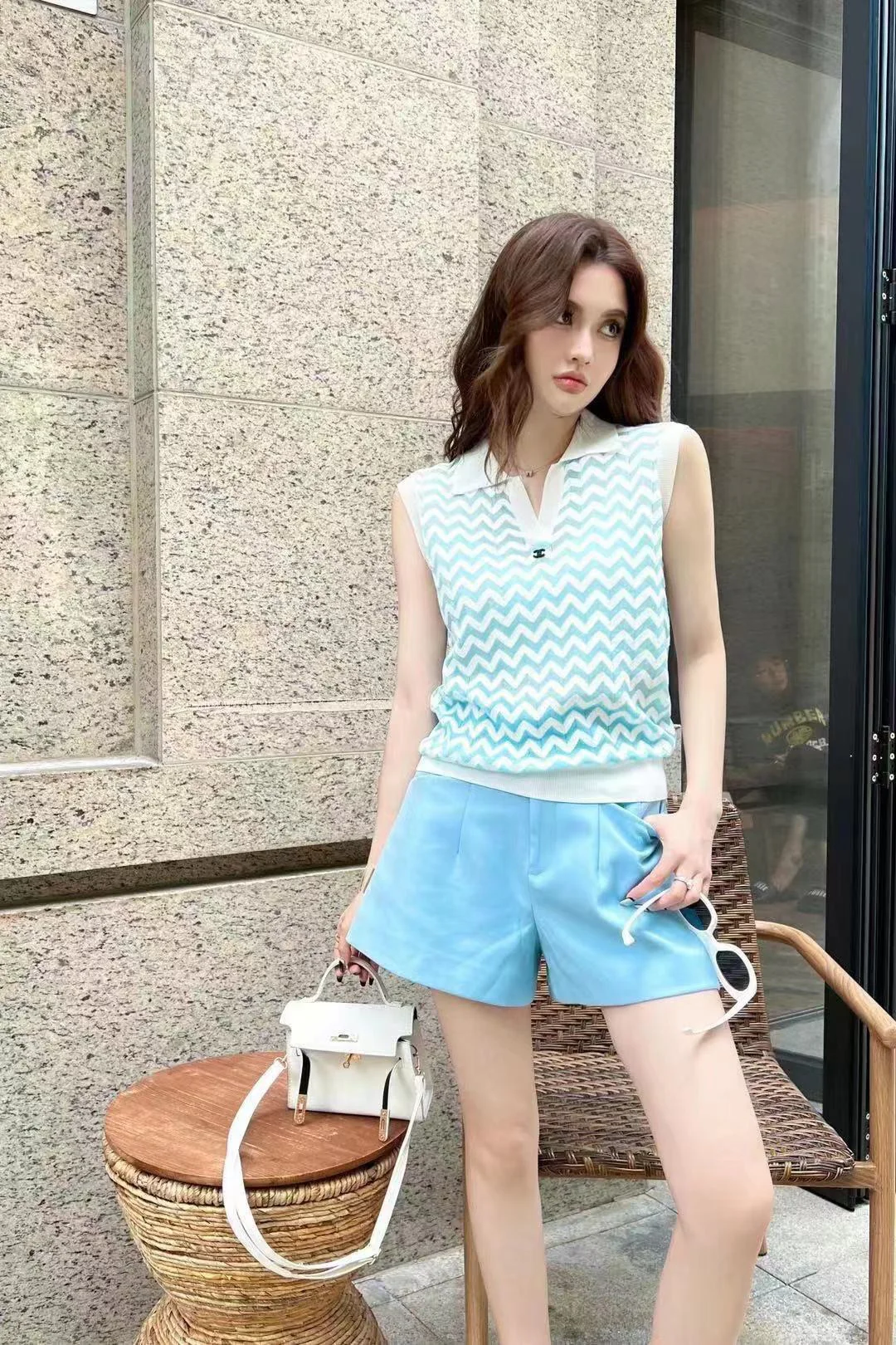 Вязаный жилет Chanel 2403 с воротником-поло конфетных цветов - синий