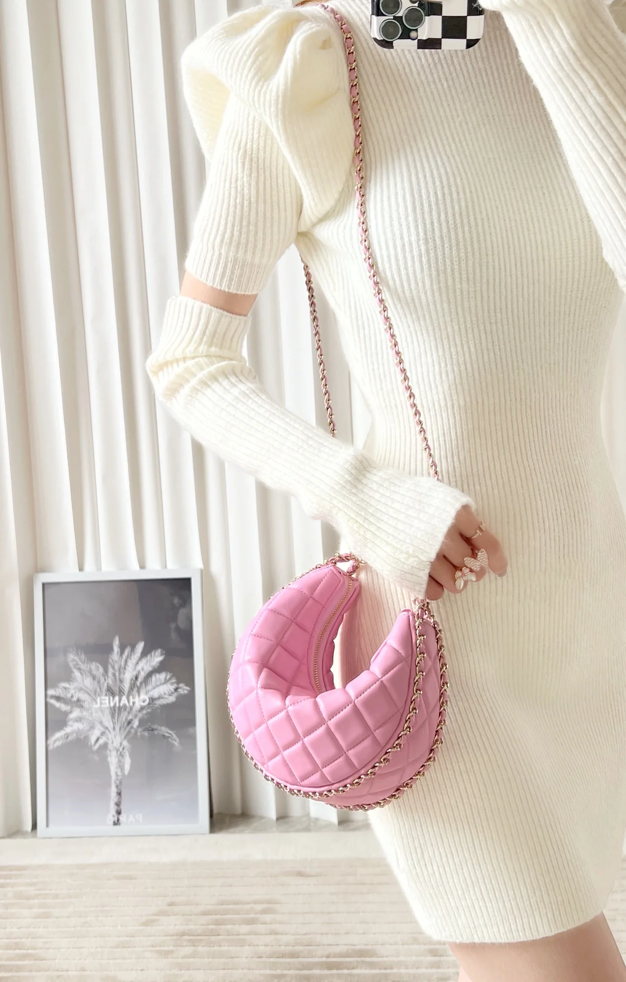 Новинка сезона весна/лето 2023 от Chanel - сумка Half Moon - маленькая - розовая - фотографии в действии.