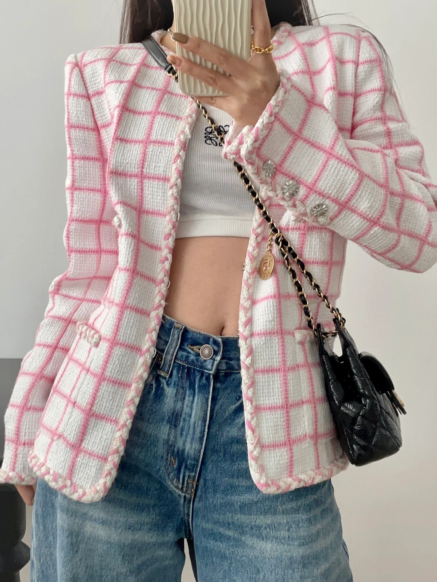 Коллекция Chanel ?Ранняя весна 2023? — сумка-хобо в стиле хиппи — маленькая — черная — фотографии в одежде.