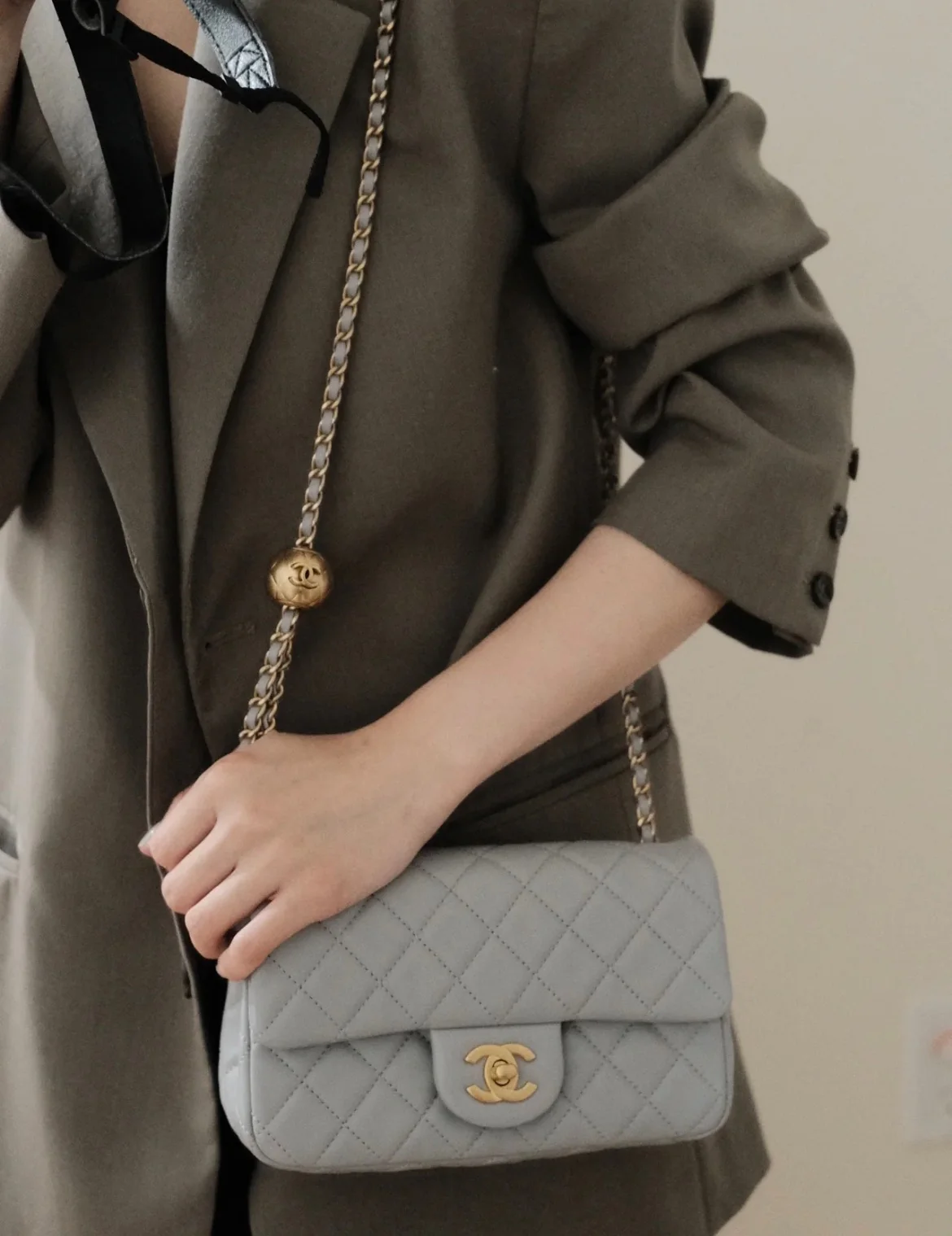 Мини-кювета Chanel CF Gold Ball - светло-серый