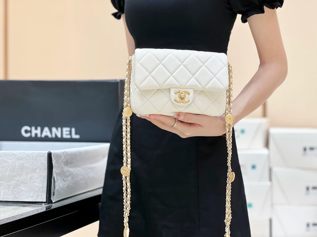 Сумка Chanel CF с цепочкой и монетками — зернистая телячья кожа — маленькая — белая — фотографии, демонстрирующие, как она выглядит на руке.