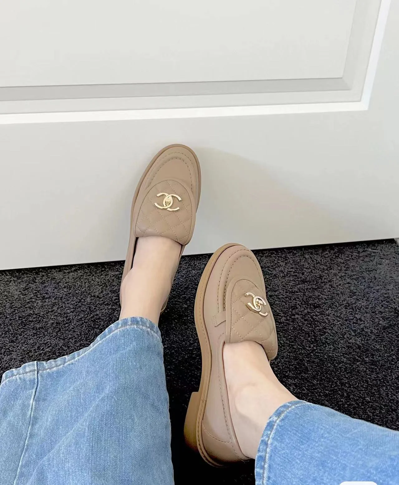 Коллекция Chanel 2022 года с подиума - Стеганые балетки в стиле афро - Фотографии на теле