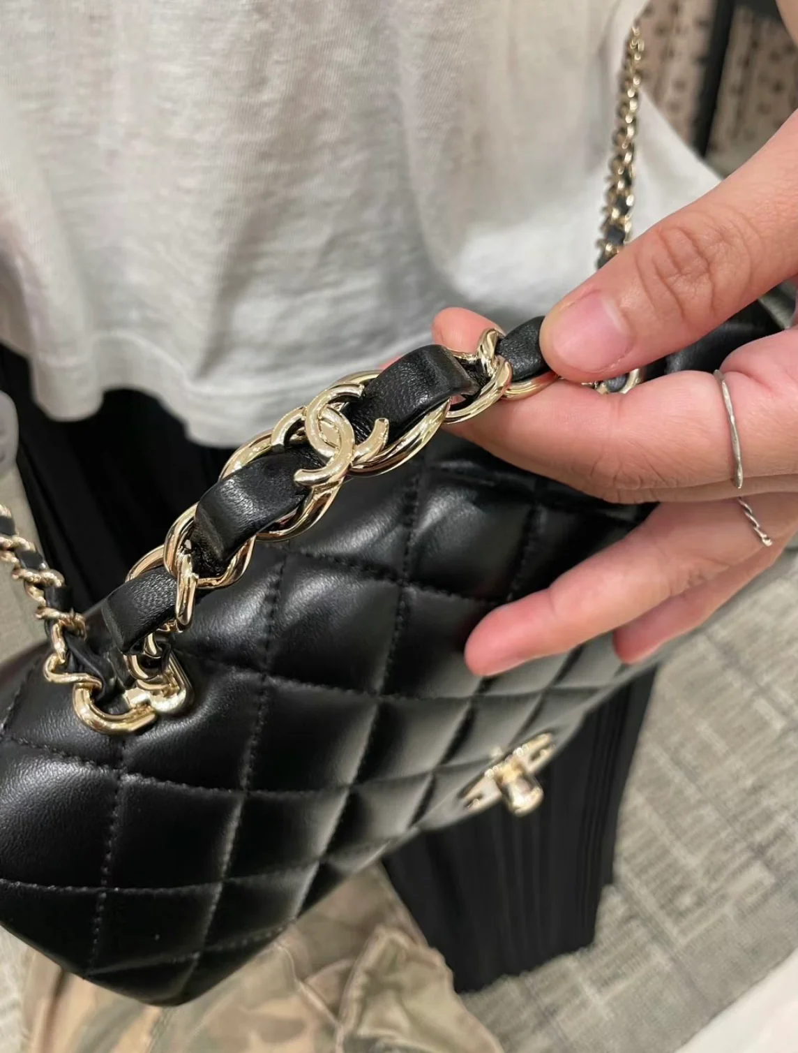 Chanel - Сумка с двойной С-образной ручкой и клапаном CF - Черная