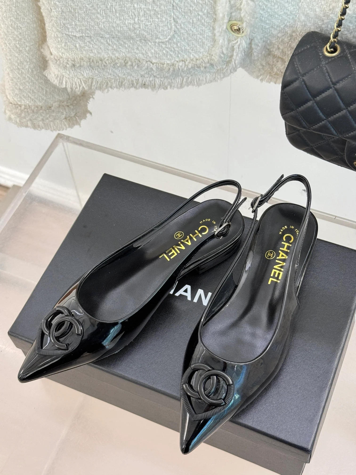 Сандалии Chanel 2024 с острым носком в форме сердца на низком каблуке - Черные - 1