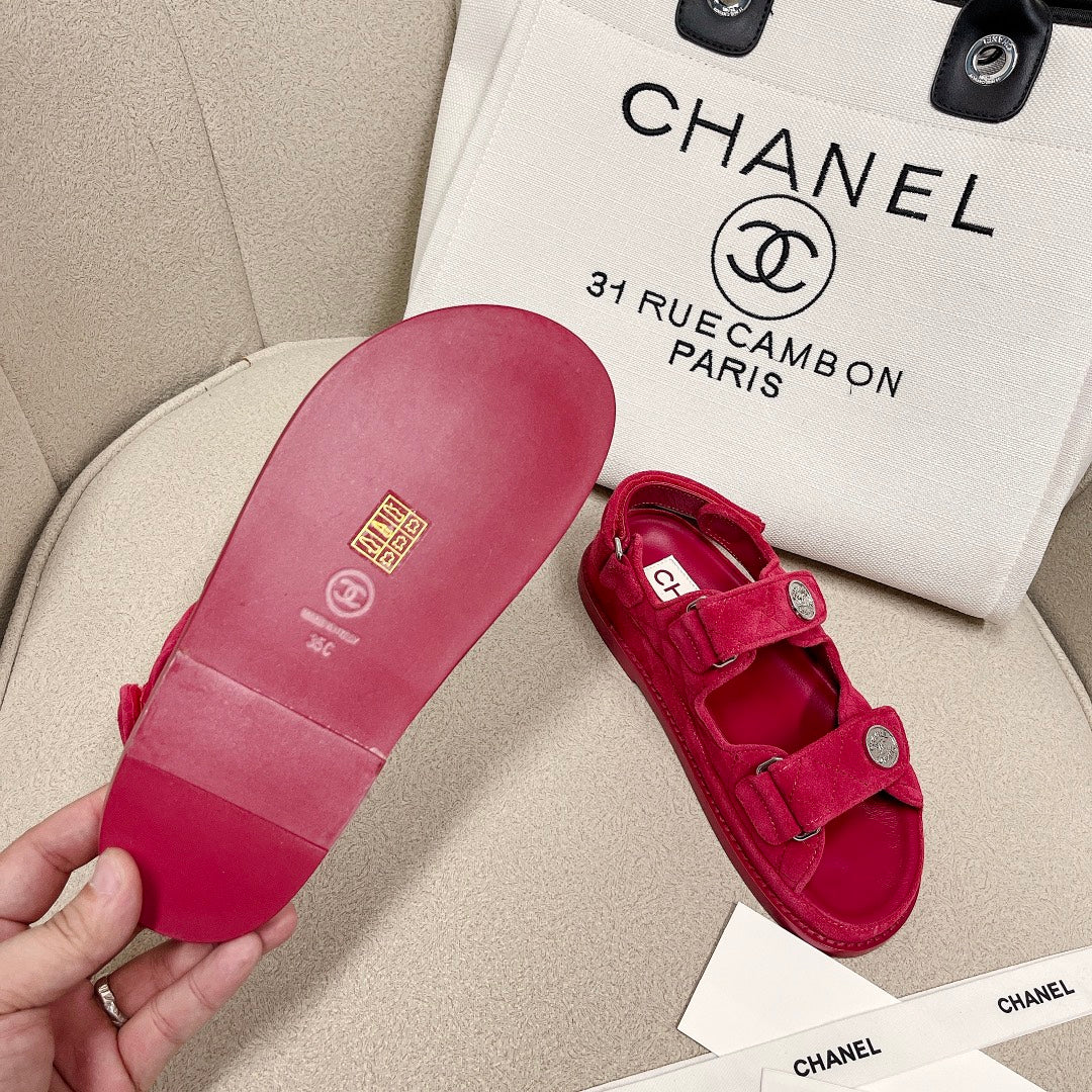 Chanel - Красные кожаные сандалии в клетку