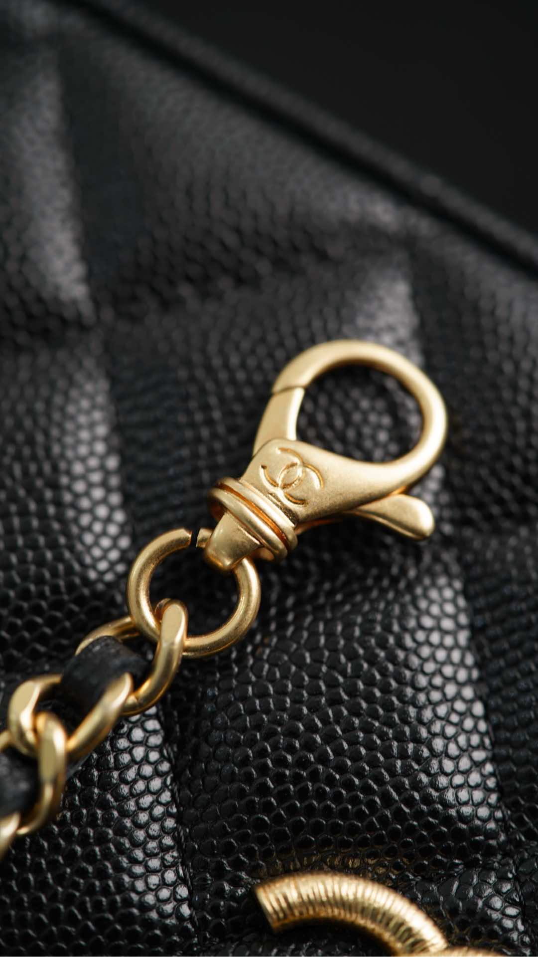 Сумка для ланча Chanel 25p Lychee Beef - черно-золотая