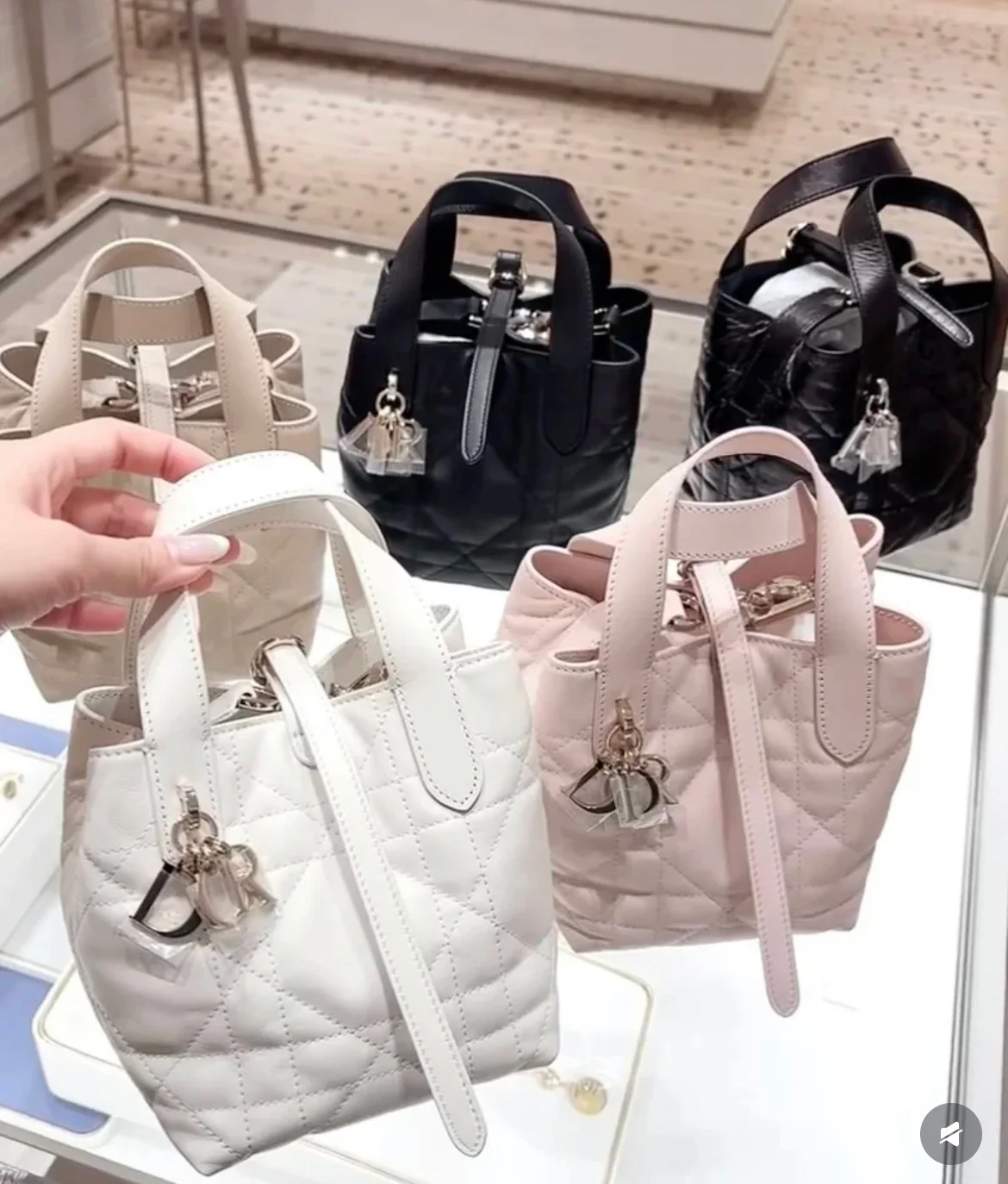 Dior Toujours вертикальная мини-белая