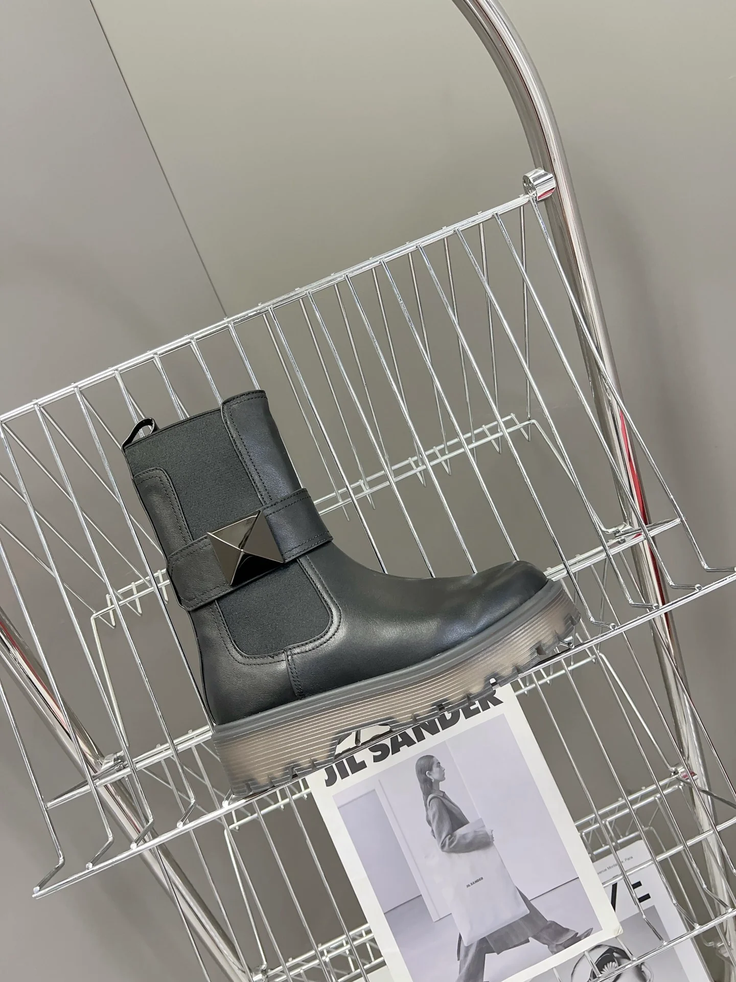 Коллекция Valentino осень/зима 2023, представленная на подиуме - Ботильоны - С крупными заклепками сбоку - Черные