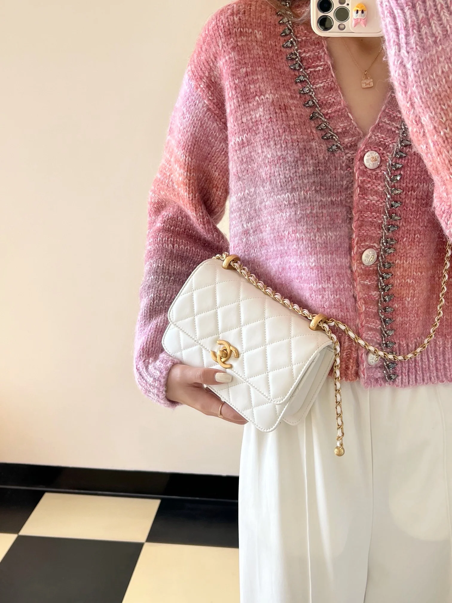 Маленькая белая сумка Chanel 24c с двойным золотым бисером и клапаном.