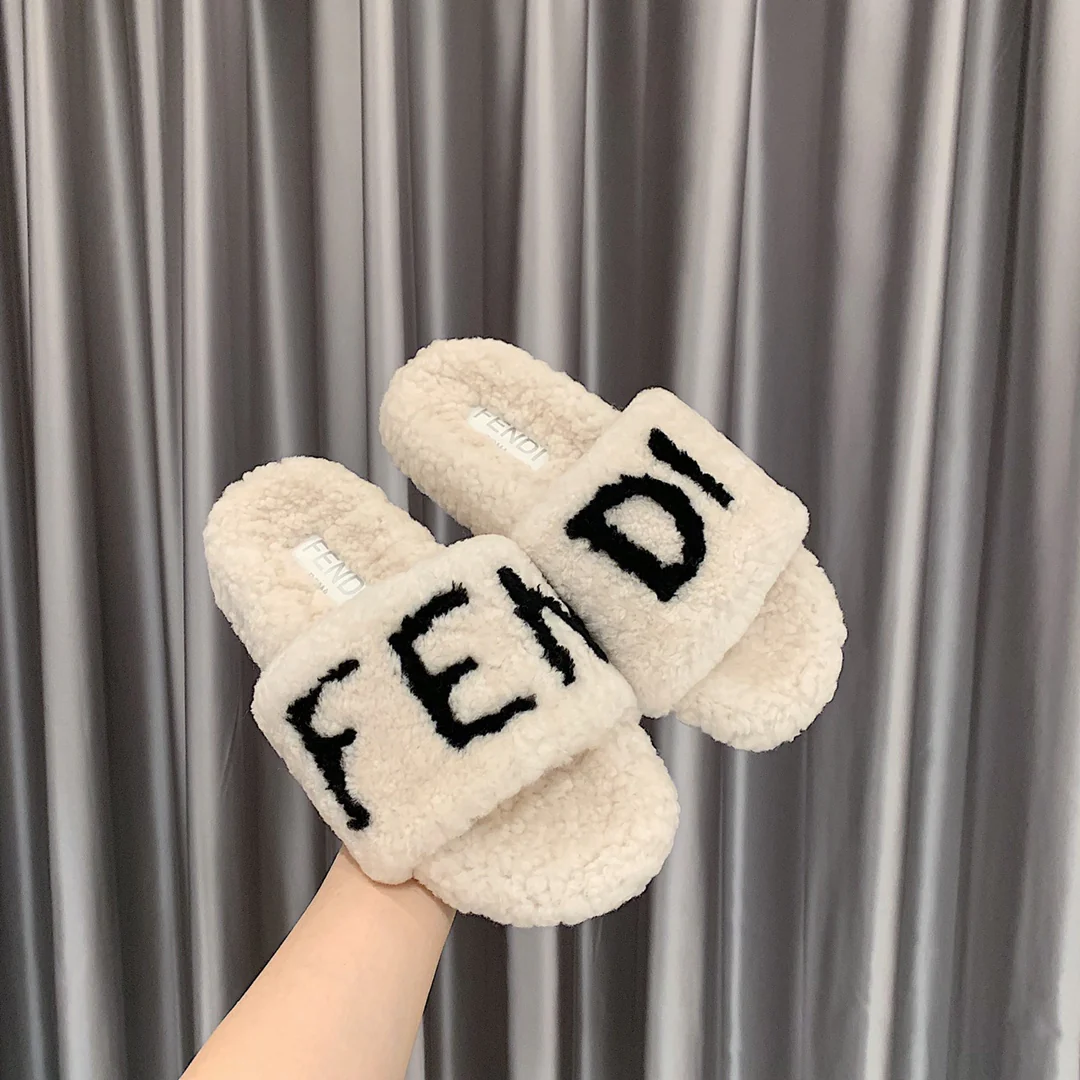 Fendi - Тапочки из овечьей шерсти - Белые с черной надписью