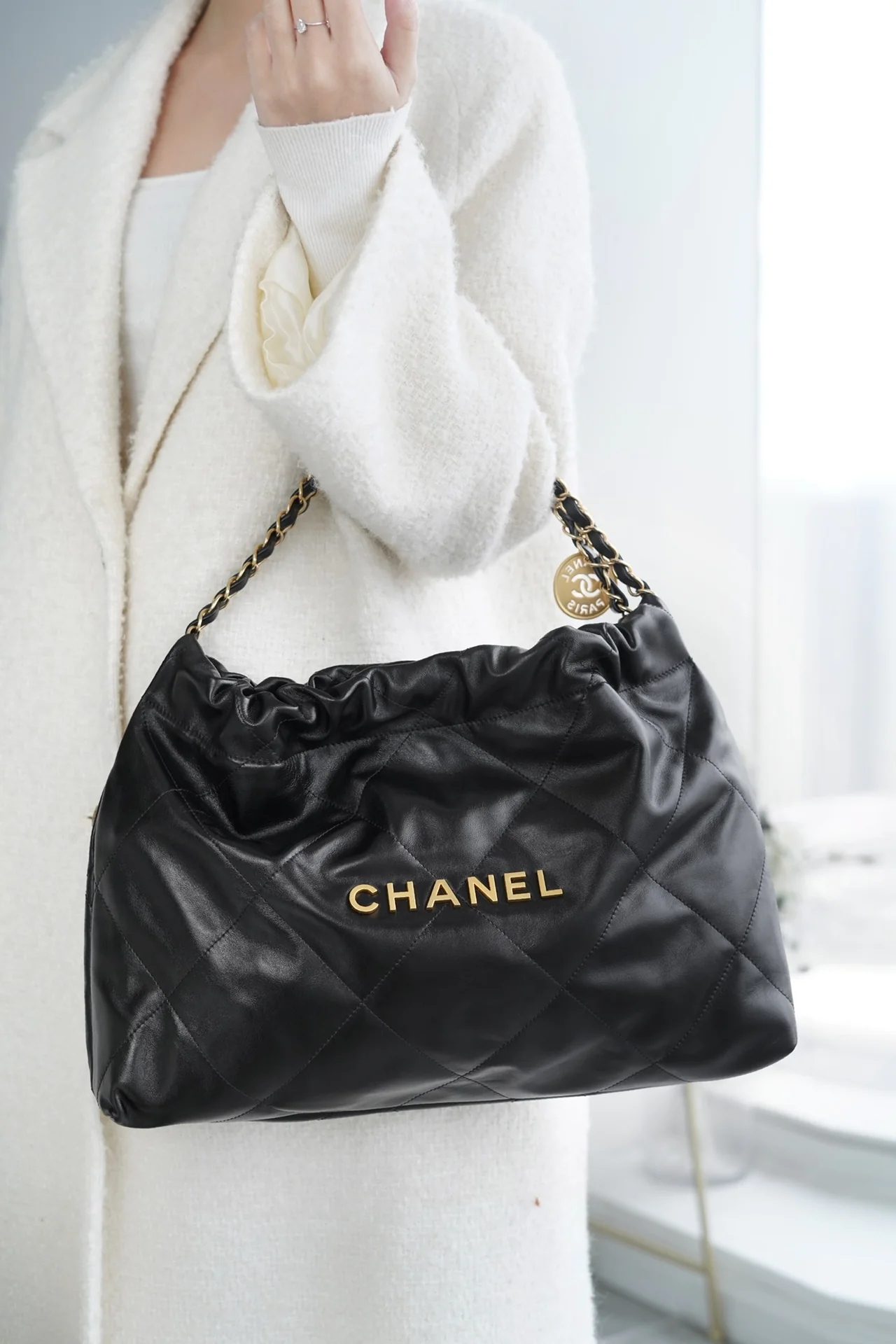 Сумка Chanel No. 22 — горизонтальный дизайн — черно-золотая