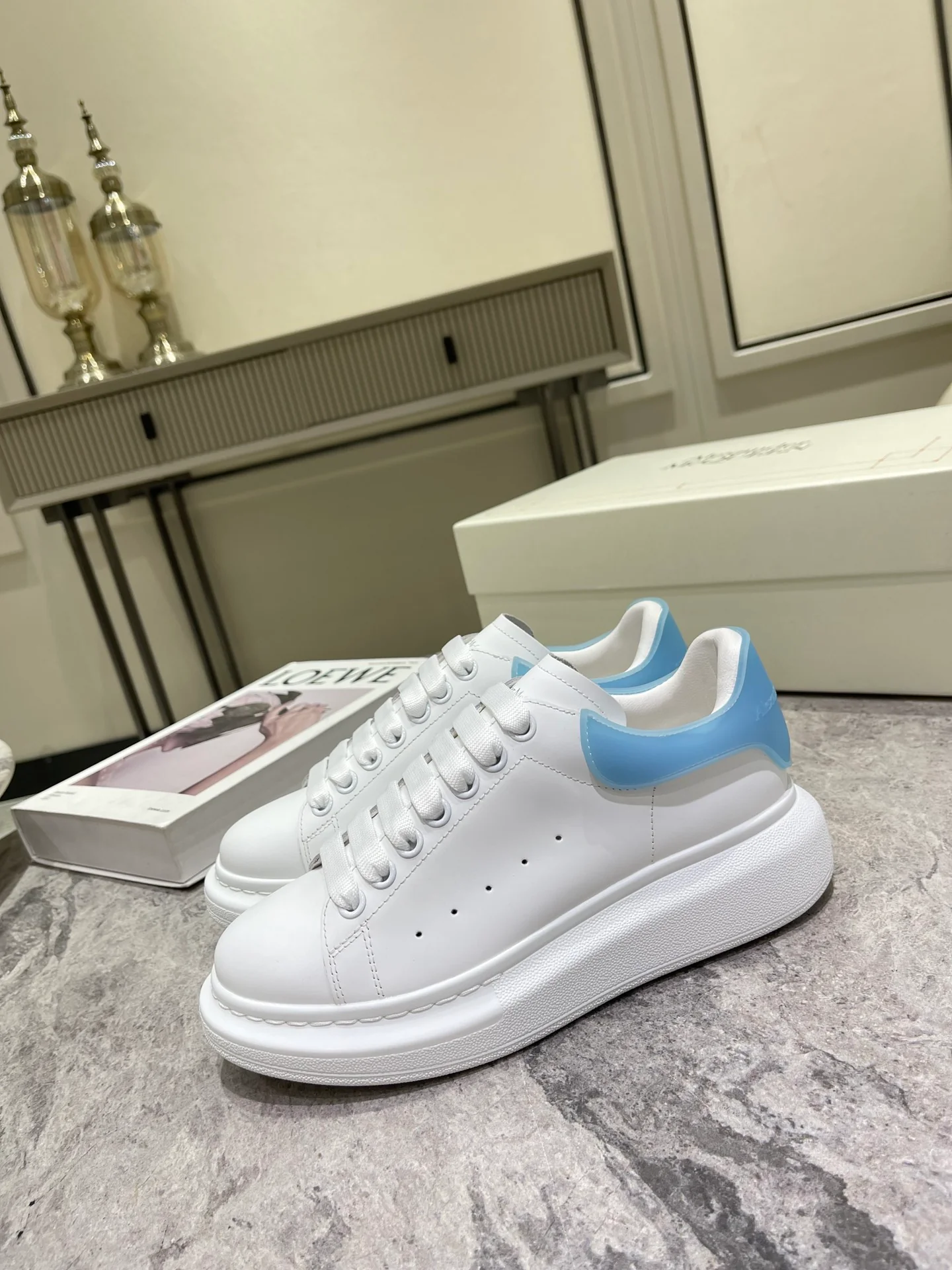 Кроссовки McQueen 2022 года, новая модель, классические белые, с приклеенной пяткой.