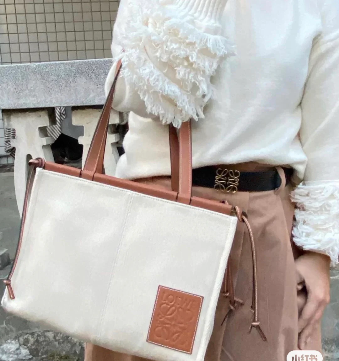 Сумка-тоут Loewe с подушкой — белая и коричневая кожа — изображение верхней части тела.