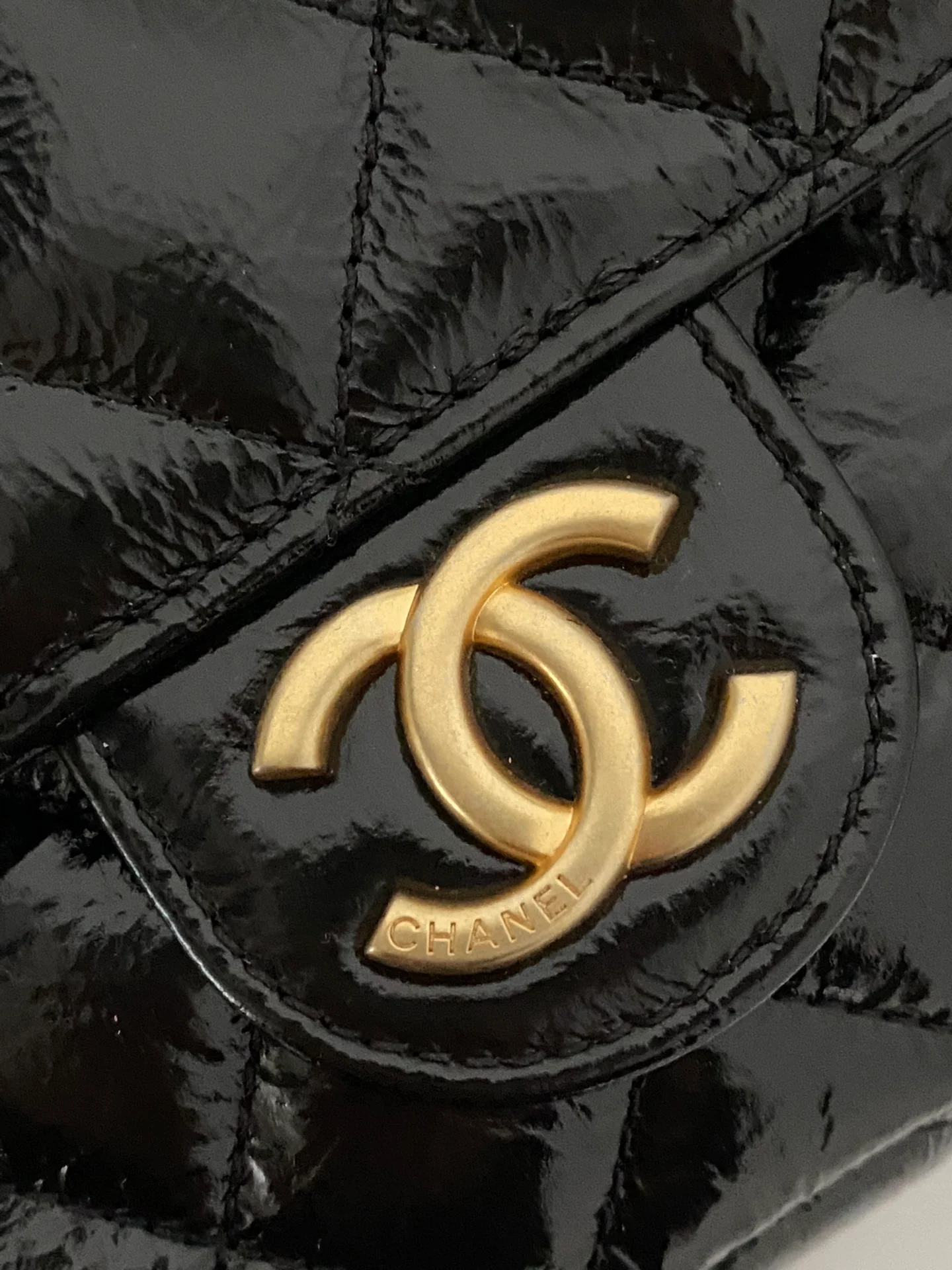 Коллекция Chanel ?Ранняя весна 2023? — сумка-хобо ?Хиппи? — маленькая — черная