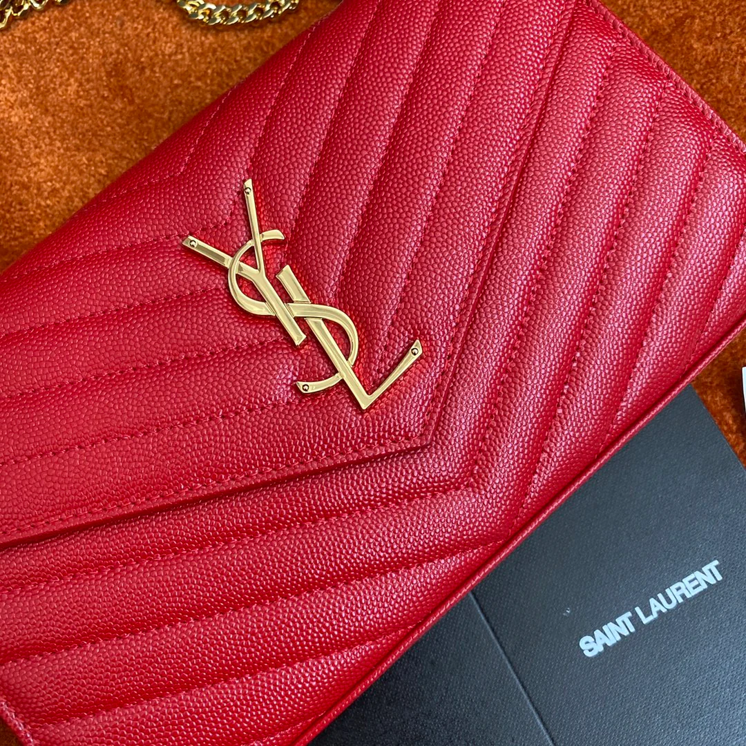 Сумочка-конверт YSL с монограммой из икры — красная с золотой фурнитурой.