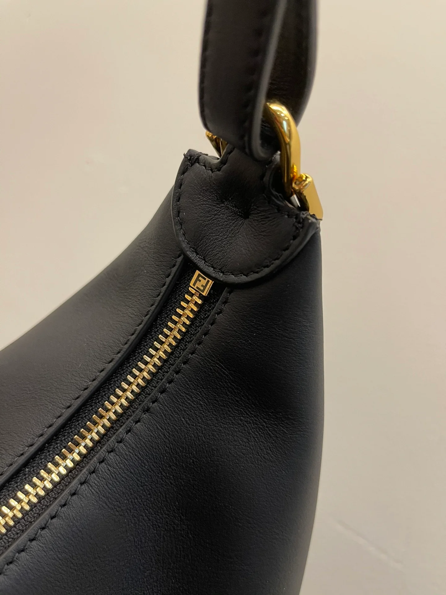 Fendi-fendigraphy - Большая черная кожаная сумка через плечо