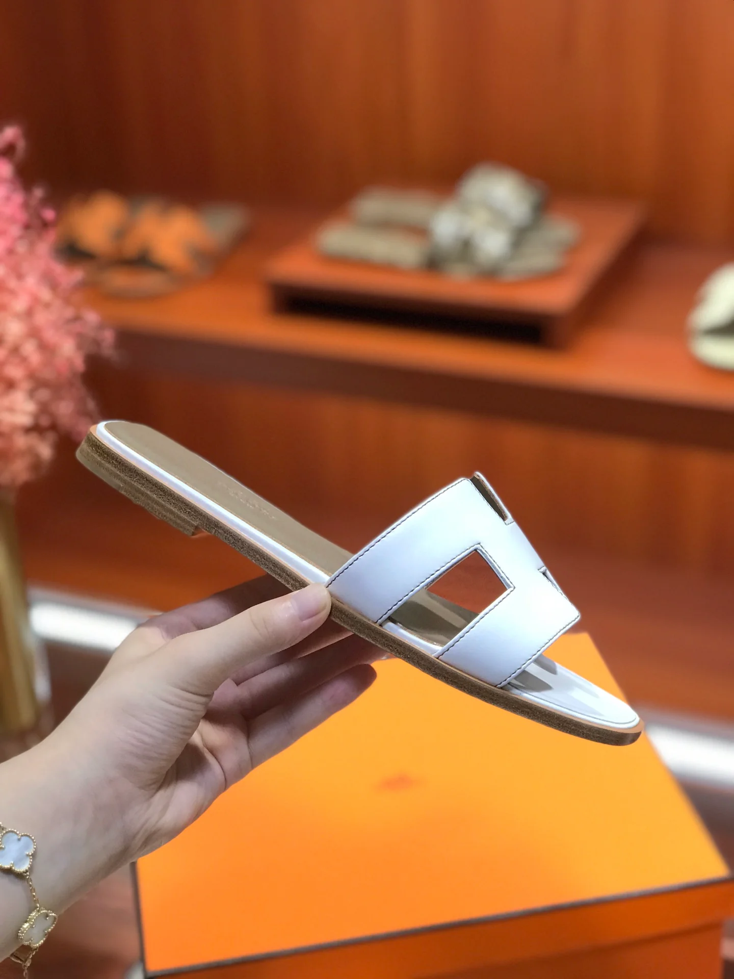 Новинка весны 2022 года от Hermes - плоские тапочки H - 1