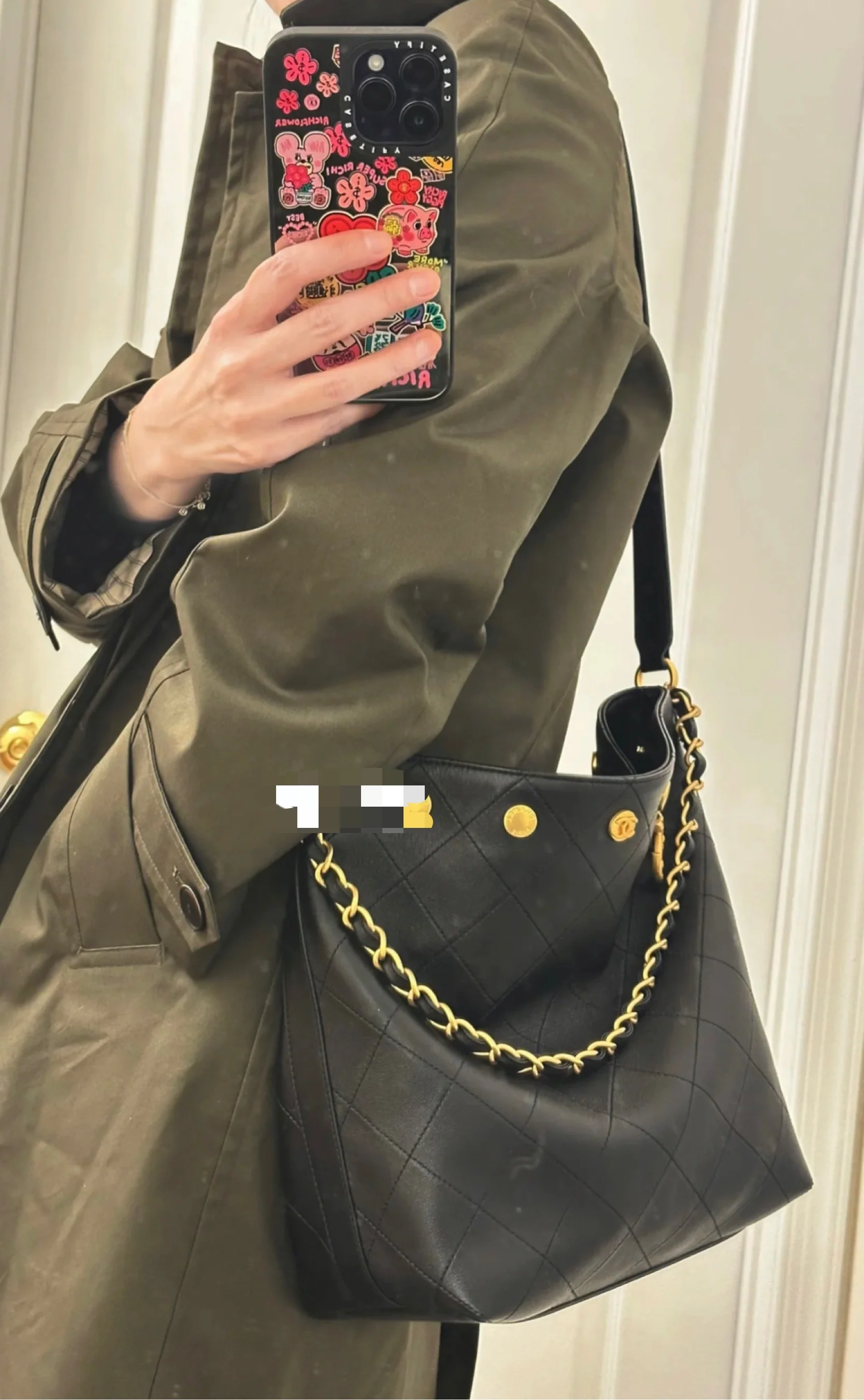 Сумка Chanel в стиле хиппи с золотой монетой 25 пенсов — черно-золотая.